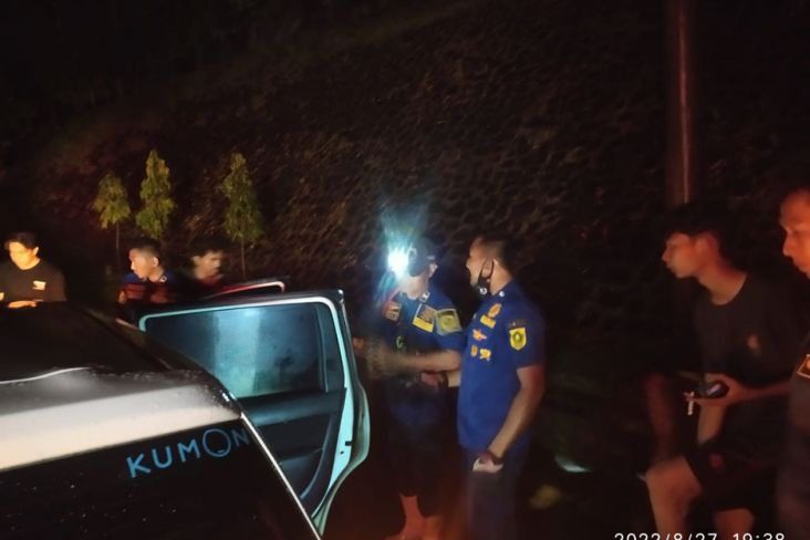 Sopir Mobil Terjebak Banjir di Terowongan Sentul, Damkar Lakukan Evakuasi