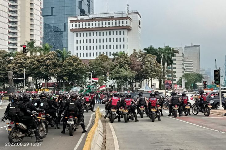 Aksi Konvoi ke DPR, Massa HMI Dikawal Polisi Bermotor