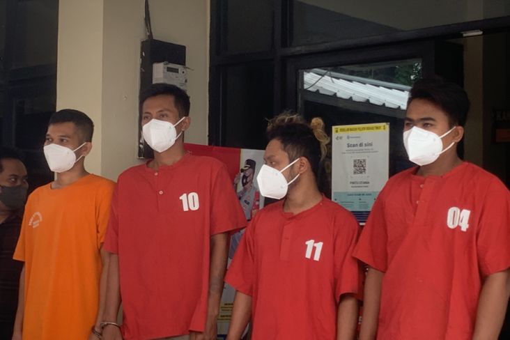Polisi Ciduk Produsen Oli Palsu Kemasan Berbagai Merek di Bekasi