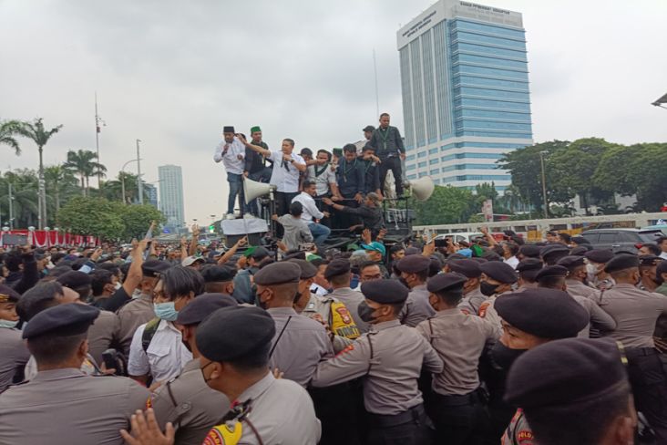 Aksi Tolak Kenaikan BBM, Massa HMI dan Polisi Saling Dorong di DPR