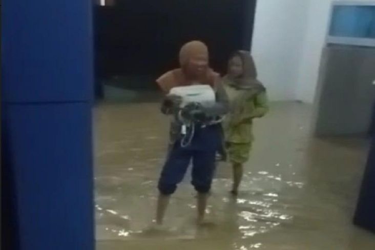 Bengkulu Diguyur Hujan, Ruang UGD RSUD Kaur Terendam Banjir, Pasien Dievakuasi