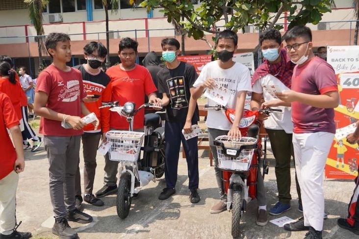 Edukasi dan Ajak Anak Gunakan Sepeda Listrik, Selis Bikin Heboh Sekolah di Indonesia