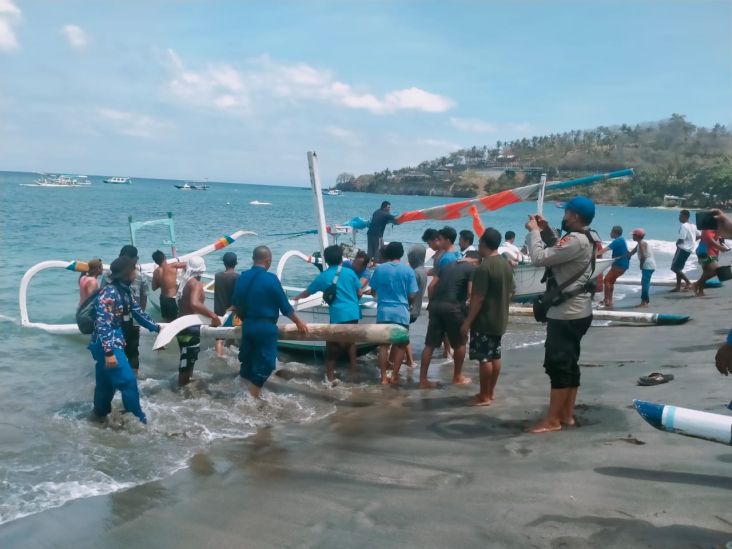 Dihantam Ombak 2 Meter, Perahu Nelayan Terbalik di Perairan Senggigi