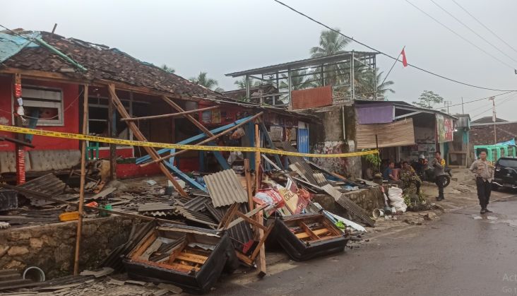 Mencekam! Rumah Terduga Pelaku Penusukan di Sukabumi Dirusak Massa Bersenjata Tajam