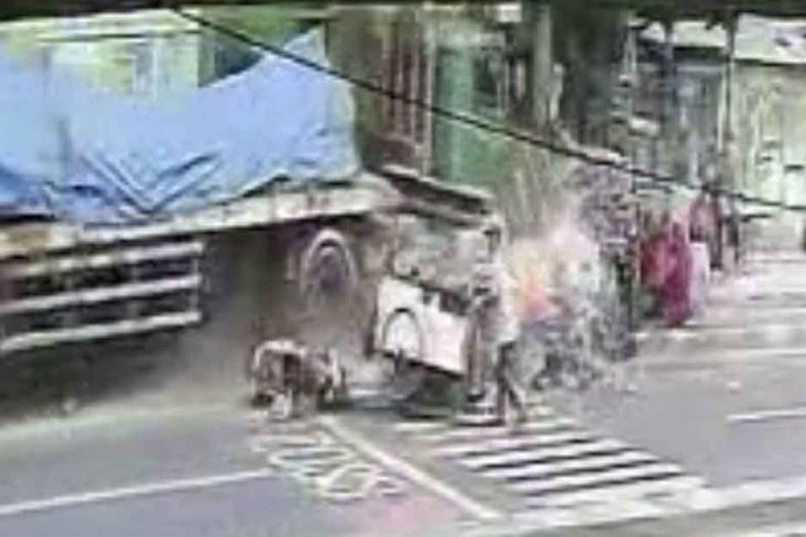 Rekaman CCTV Perlihatkan Truk Hantam Halte di Bekasi, Siswa SD Berhamburan