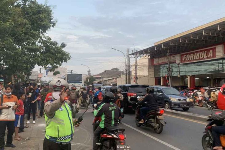 Truk dan Tiang BTS Selesai Dievakuasi, Lalin di Jalan Sultan Agung Mulai Lancar