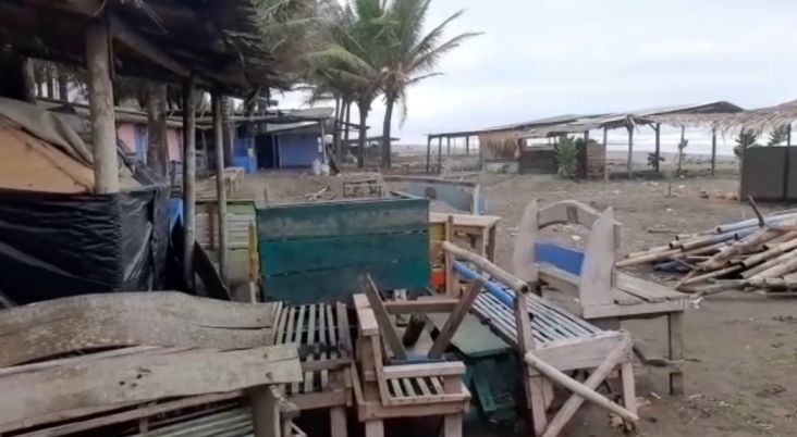 Dihantam Gelombang Tinggi, Kios di Sepanjang Pantai Cilacap Porakporanda