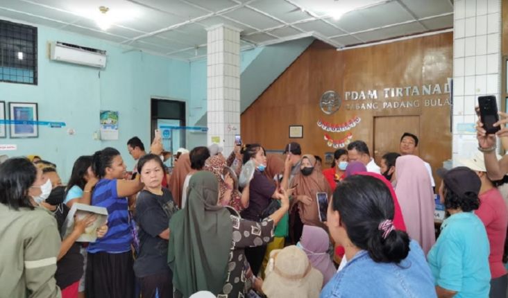 Air Bersih Nggak Mengalir Seminggu, Warga Geruduk Kantor PDAM Tirtanadi Medan