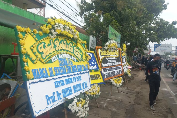 Karangan Bunga Hiasi Pagar SD Kota Baru II dan III Lokasi Kecelakaan Maut Bekasi