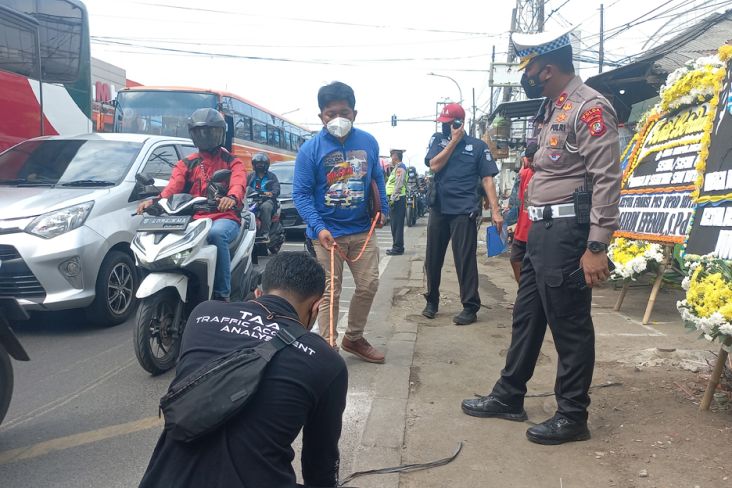 Ditlantas Polda Metro Jaya Lakukan Olah TKP Kecelakaan Maut Truk Bekasi