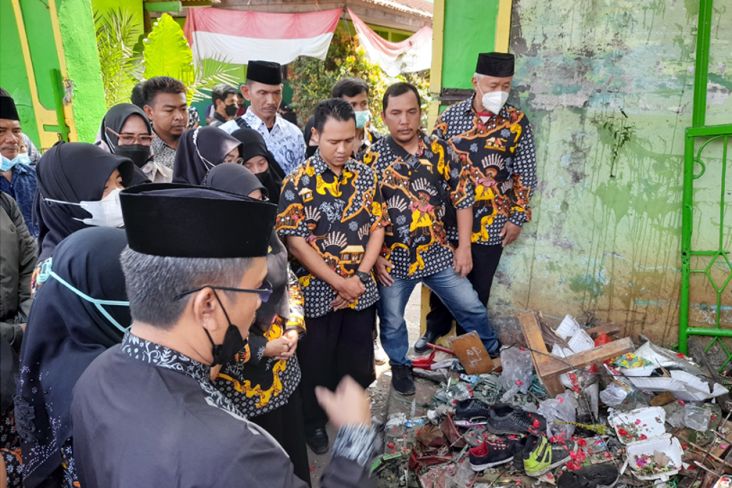 Isak Tangis Warnai Tabur Bunga Guru-guru SD II dan III Kota Baru di Lokasi Kecelakaan