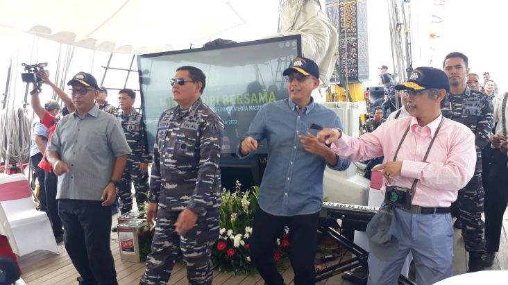 Keseruan Ngopi Bareng KSAL Laksamana TNI Yudo Margono dengan Para Pemred di Atas KRI Dewaruci