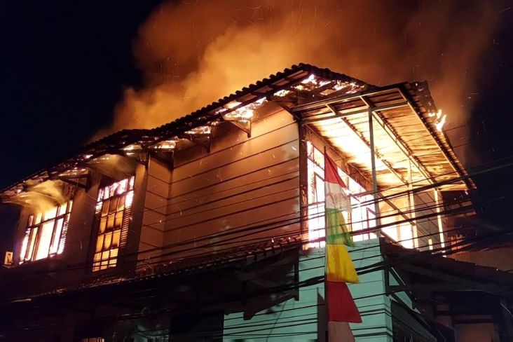 Gara-gara Obat Nyamuk Bakar, Rumah Dua Lantai Dilalap Api di Duren Sawit