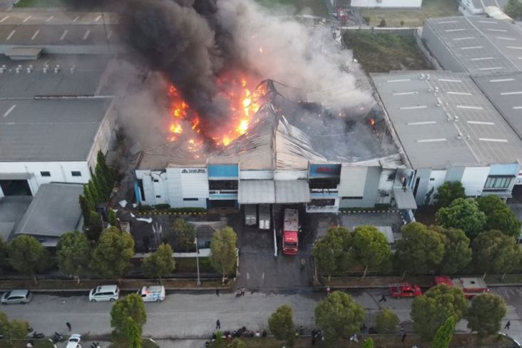 Kebakaran 2 Pabrik di Jababeka Masih Proses Pendinginan, Kerugian Ditaksir Miliaran Rupiah