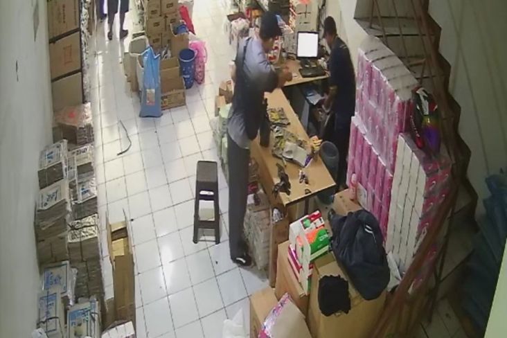 Pria Bule Gasak Uang Rp5 Juta di Kasir Toko Tangerang, Polisi Buru 2 Pelaku