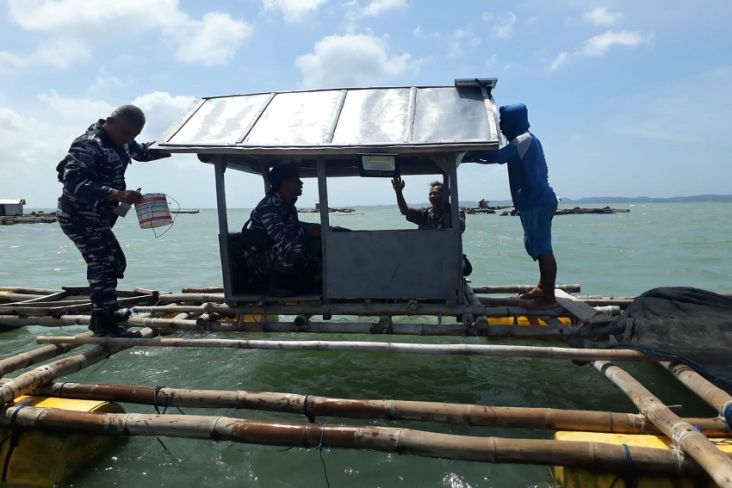Tingkatkan Kesejahteraan Masyarakat Pesisir, TNI AL Gelar Serbuan Karya Bakti di Teluk Awang