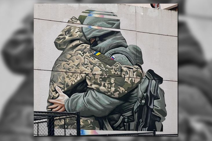 Mural Prajurit Ukraina dan Rusia Berpelukan Picu Kemarahan