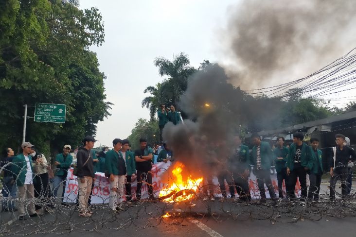 Demo Tolak Kenaikan Harga BBM, Mahasiswa Bakar Ban Bekas Dekat Istana Bogor