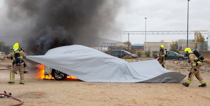 Selimut Antipeluru Raksasa Disiapkan Jadi Alat Pemadam Mobil Listrik yang Terbakar
