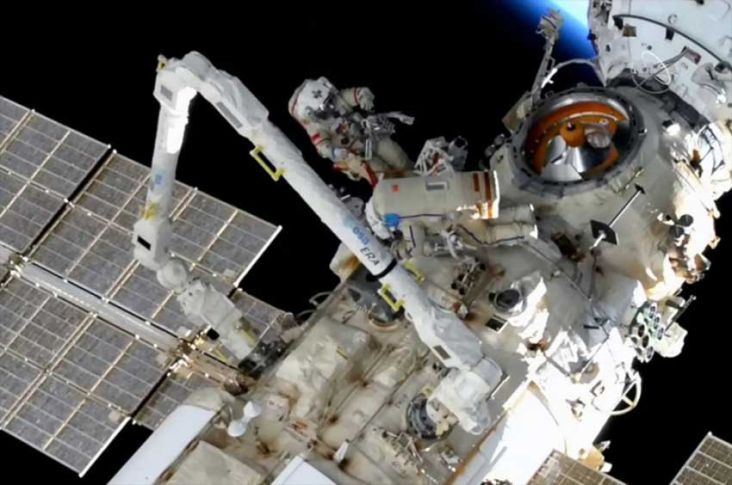 2 Kosmonot Rusia Sukses Pasang Lengan Robot Buatan Eropa di ISS