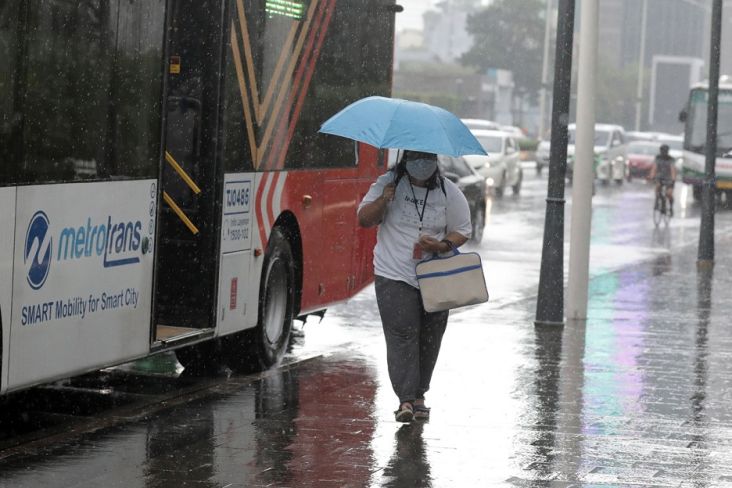 Sirkulasi Siklonik, 34 Kota Besar Indonesia Diprakirakan Berawan hingga Hujan Lebat