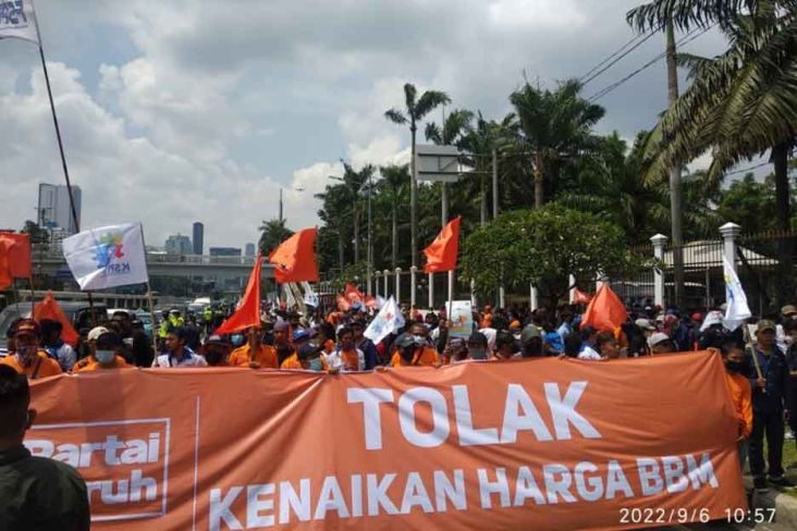 Terus Berdatangan, Massa Buruh Mulai Memadati Depan Gedung DPR