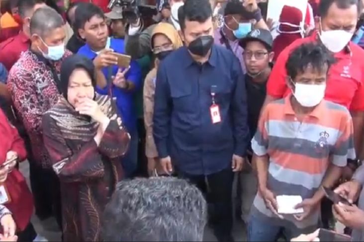Mensos Risma Dilempar Kertas Bertulisan Protes Warga Tak Terima BLT BBM di Brebes