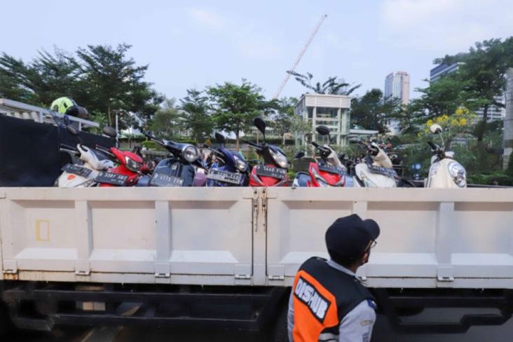 Bikin Macet, Puluhan Motor Dikandangkan dari Pasar Cipulir