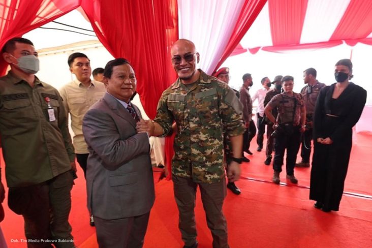 Semringah! Ini Momen Prabowo Dihampiri Deddy Corbuzier Selepas Upacara Penetapan Komcad 2022