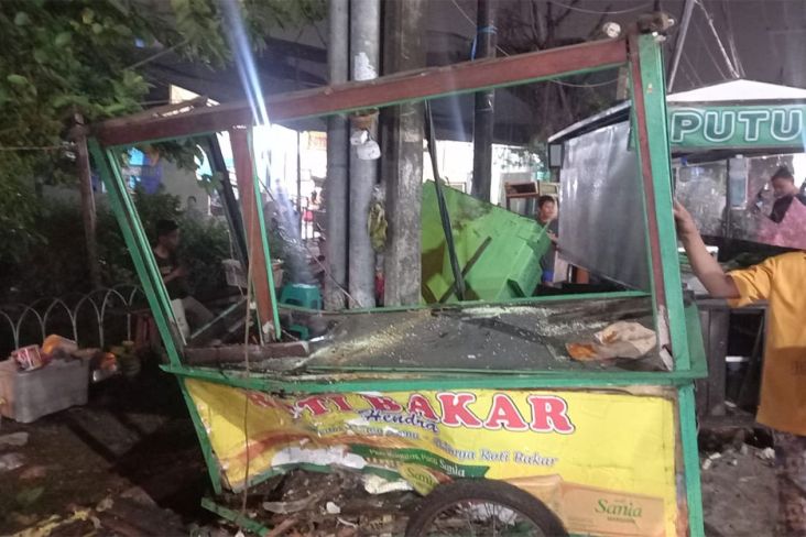 Pengemudi Diduga Salah Injak Pedal Gas, Mobil Tabrak 5 PKL di Bekasi