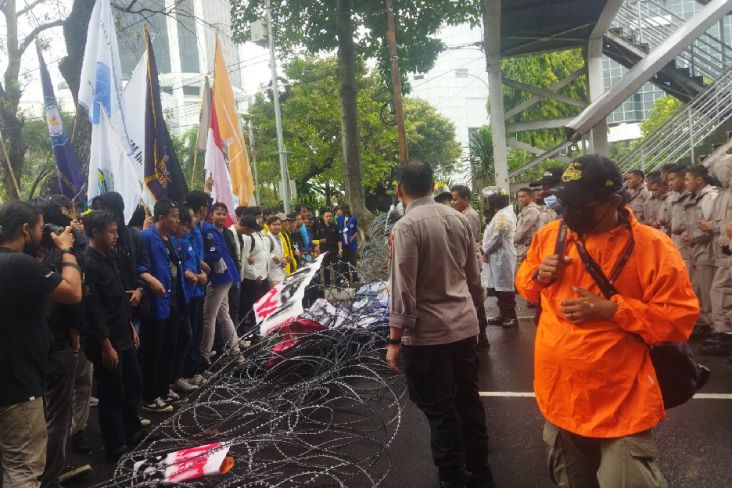 Demo di Patung Kuda Memanas Pascahujan, Massa BEM Jebol Pagar Kawat Berduri