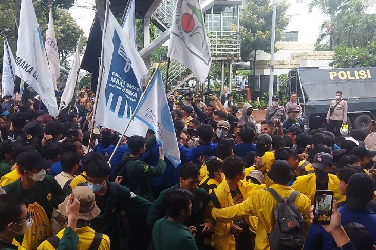 Saling Dorong hingga Ricuh, Massa Aksi Mahasiswa Terobos Barikade Polisi