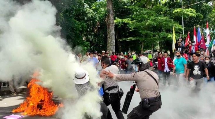 Demo Mahasiswa di Depan Gedung DPRD Sikka, Blokade Jalan dan Sandera Mobil Pikap
