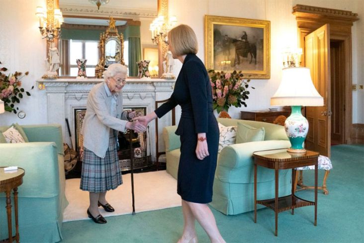 Senyum Ratu Elizabeth II di Foto Terakhir Saat Menjamu PM Baru Inggris