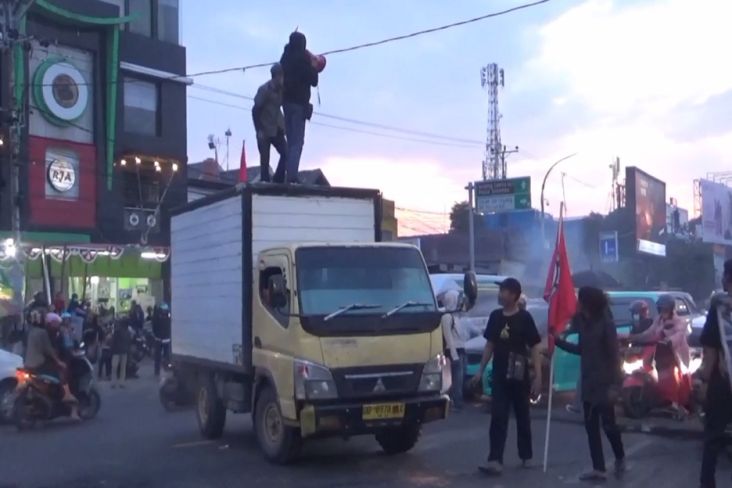 Tolak Kenaikan Harga BBM, Massa Blokade 2 Jalur Jalan Sultan Alaudin Makassar