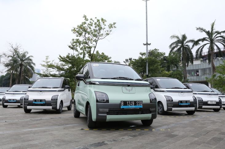 Wuling Sukses Serahkan 100 Mobil Listrik Air ev ke Konsumen