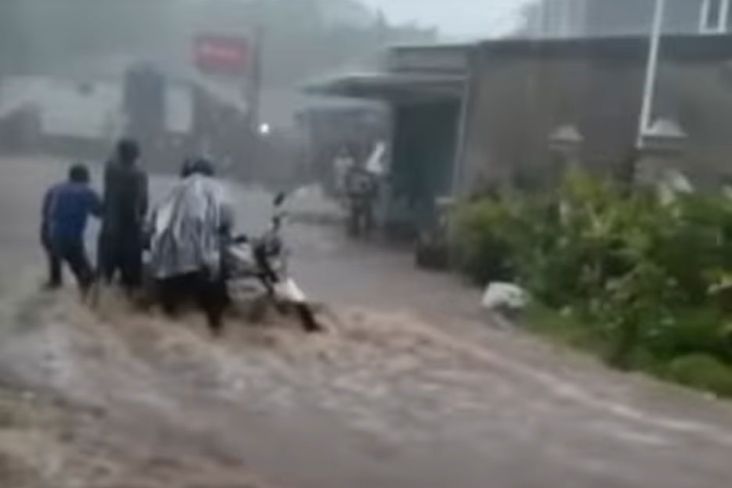 Terjebak Banjir, Motor Pengendara di Tangsel Nyaris Terseret Arus
