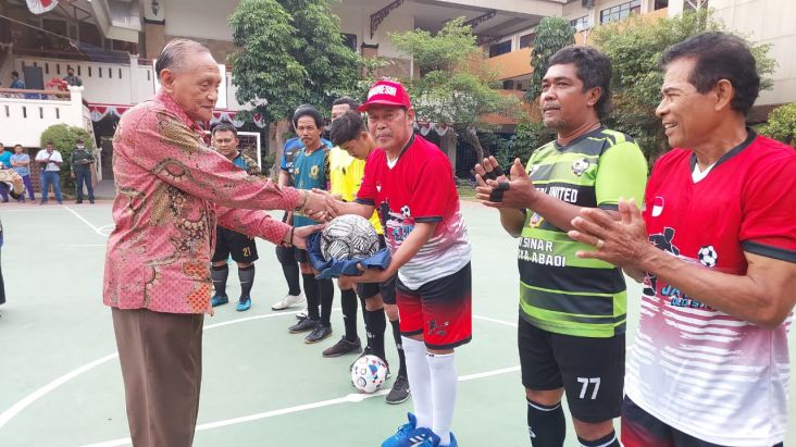 Mabar dengan Legend PSSI dan Persebaya, FEB UWKS Tingkatkan Sportifitas Mahasiswa