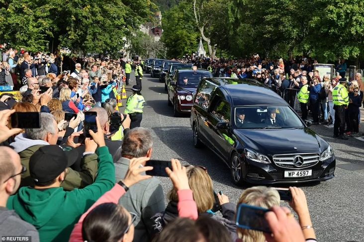 Kejutan, Mobil Jenazah Jerman ini Terpilih Mengantar Ratu Elizabeth II Pulang ke Inggris