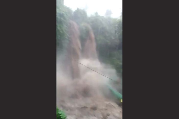 Momen Air Bah Terjang Curug Luhur di Kabupaten Bogor Terekam Video Amatir