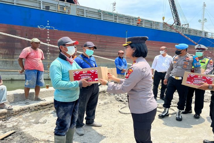 Polres Pelabuhan Tanjung Priok Salurkan Bansos Kapolri untuk Buruh Bongkar Muat dan Ojol