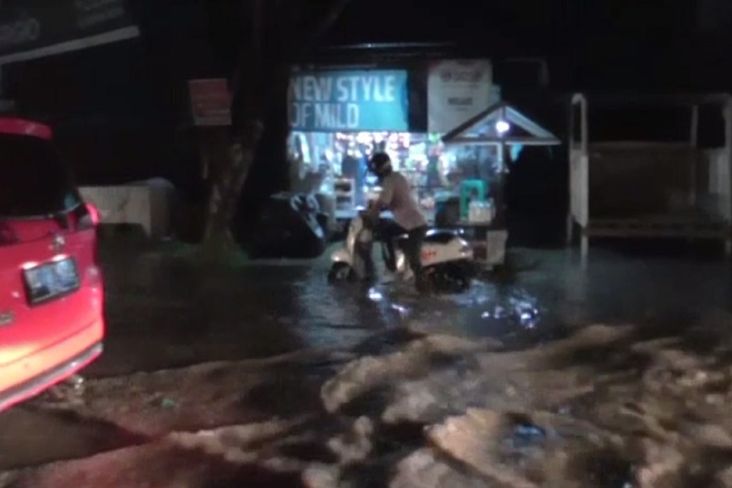 Banjir Rendam Jalan Trans Sulawesi di Kabupaten Majene