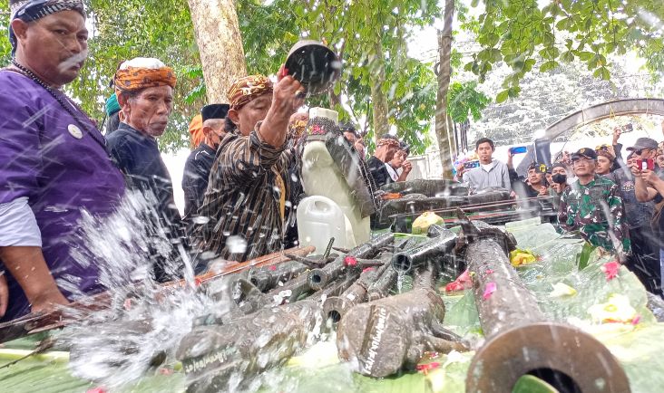 Ritual Pencucian Benda Pusaka Kerajaan Talaga Manggung di Majalengka