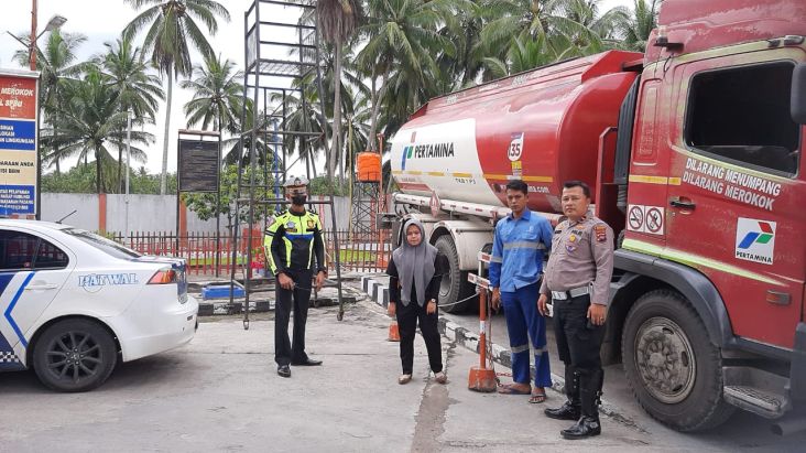 Polisi Kawal Truk Pengangkut BBM di Kabupaten Solok, Ada Apa?