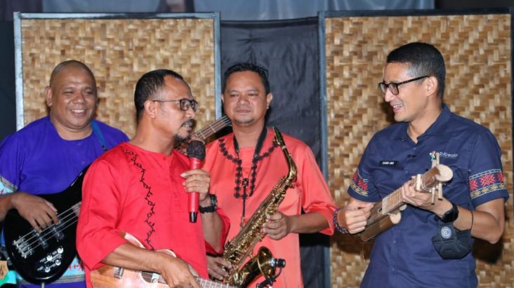 Lestarikan Ukulele, Sandiaga Uno Bantu Pegiat Musik di Ambon