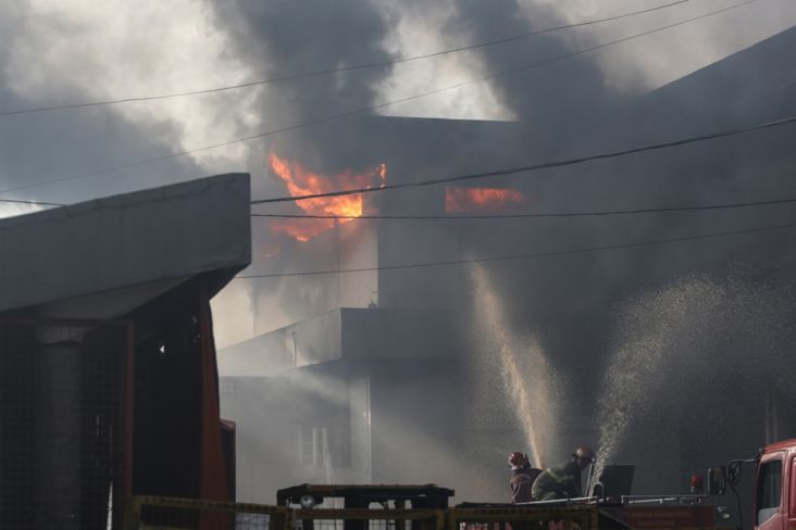 Masih Ada Sisa Api, Puslabfor Kesulitan Cek Lokasi Kebakaran Gudang JNE