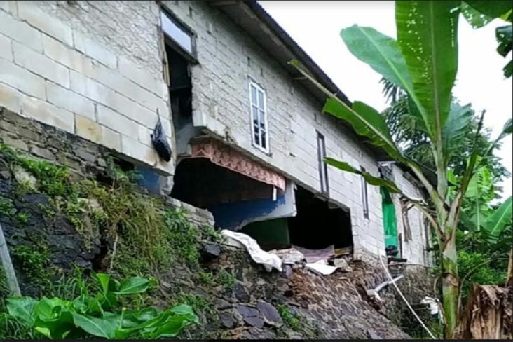 BPBD Catat Bencana Longsor Terjadi di 3 Kecamatan Dipicu Cuaca Ekstrem