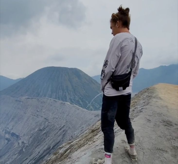 Turis Asing Dikecam gara-gara Kencing Sembarangan di Gunung Bromo