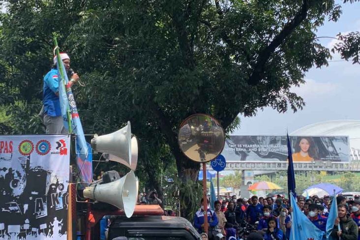 Demo Kenaikan Harga BBM, Buruh di Bekasi Plesetkan Lagu Bongkar Jadi Sambo