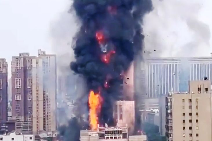 Kebakaran Dahsyat Landa Gedung Pencakar Langit China